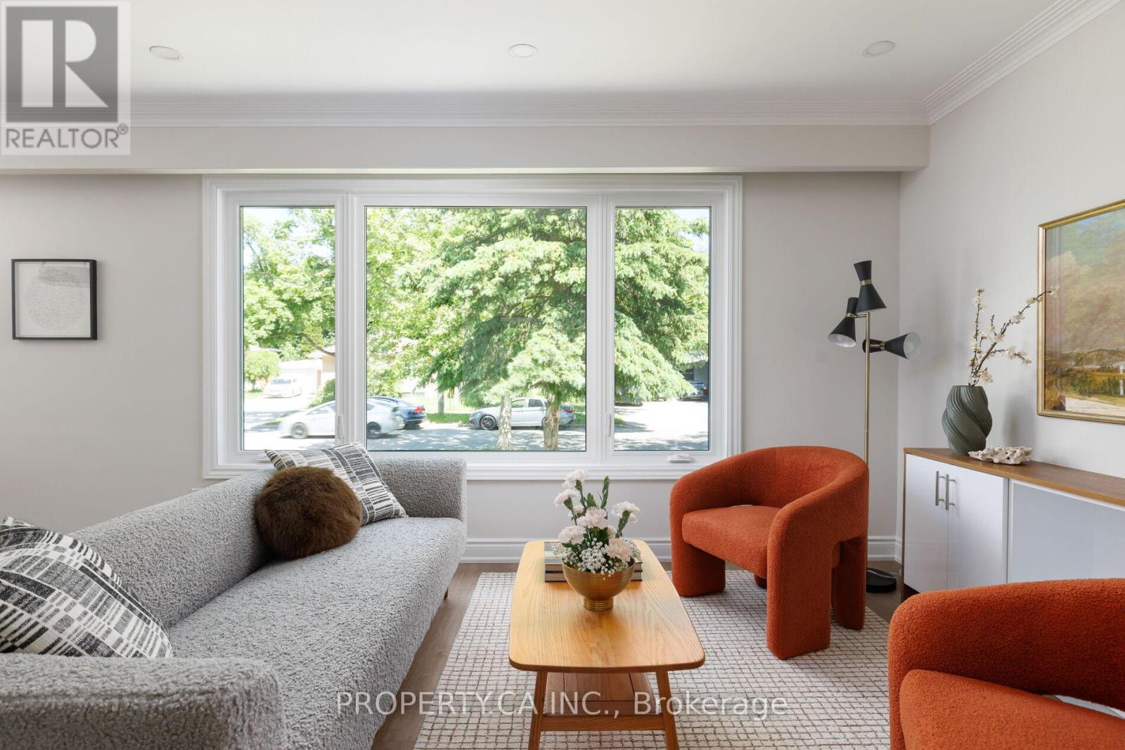 18 Alhart Drive, Toronto, Ontario M9V 2M9 - Photo 2 - W13433830