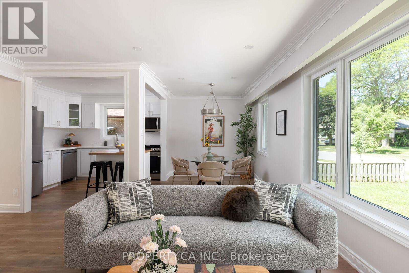 18 Alhart Drive, Toronto, Ontario M9V 2M9 - Photo 4 - W13433830