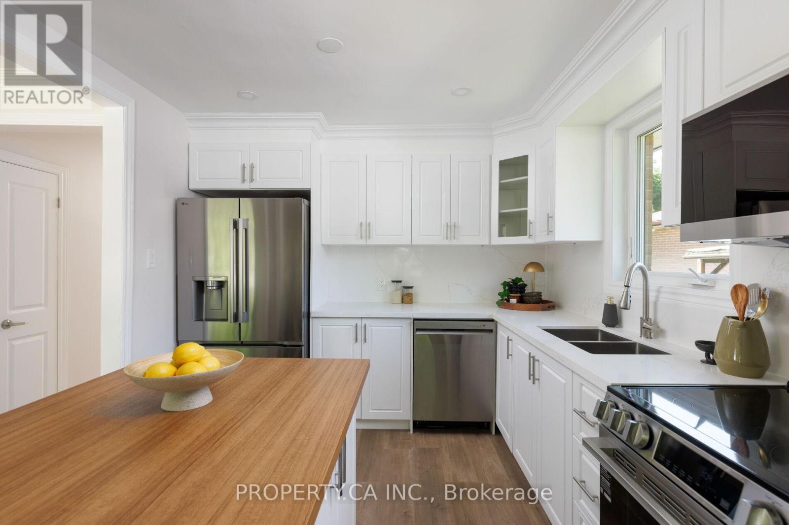 18 Alhart Drive, Toronto, Ontario M9V 2M9 - Photo 9 - W13433830