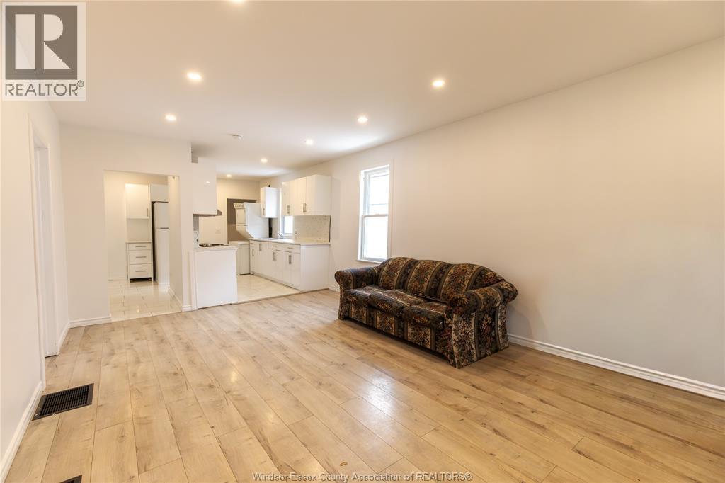 1025 Curry, Windsor, Ontario N9B 2A6 - Photo 2 - 26013880