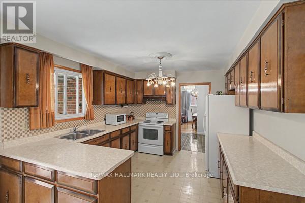 17 Chalet Road, Toronto, Ontario  M2J 3V3 - Photo 7 - C13434008