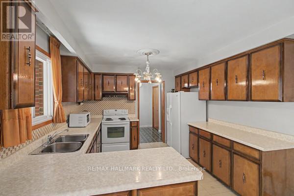 17 Chalet Road, Toronto, Ontario  M2J 3V3 - Photo 8 - C13434008