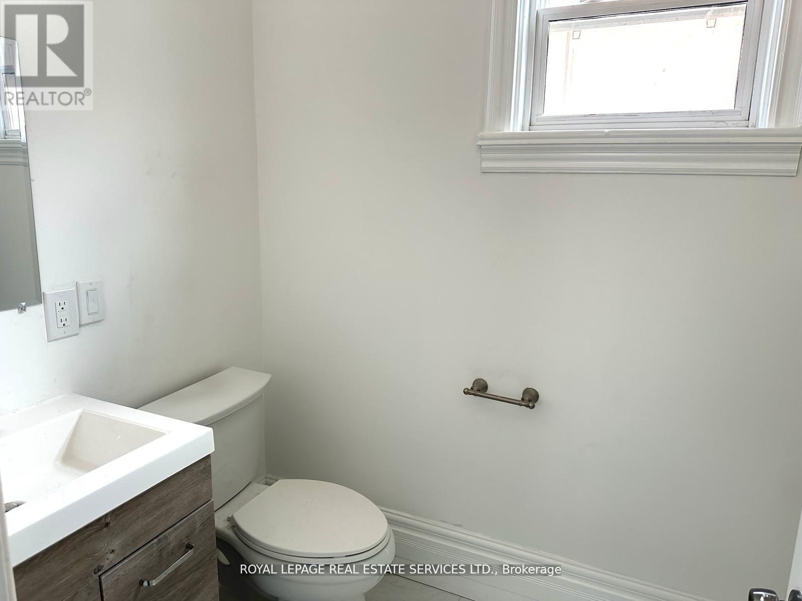 Main Floor - 100 Essa Road, Barrie (Allandale Centre), Ontario  L4N 3K7 - Photo 17 - S13433994