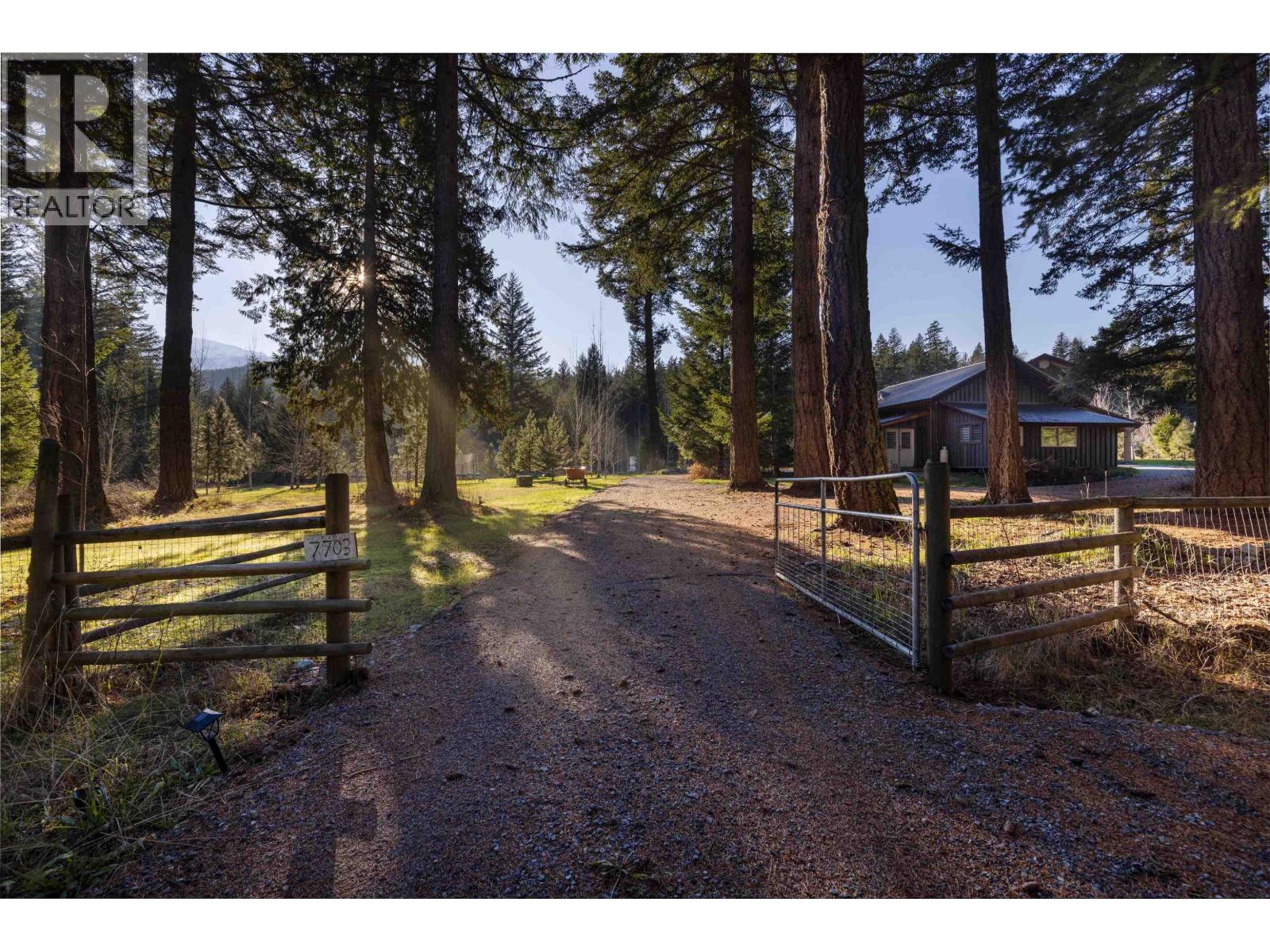 7703 Pemberton Portage Road, Pemberton, British Columbia  V0N 2L0 - Photo 31 - R3084272