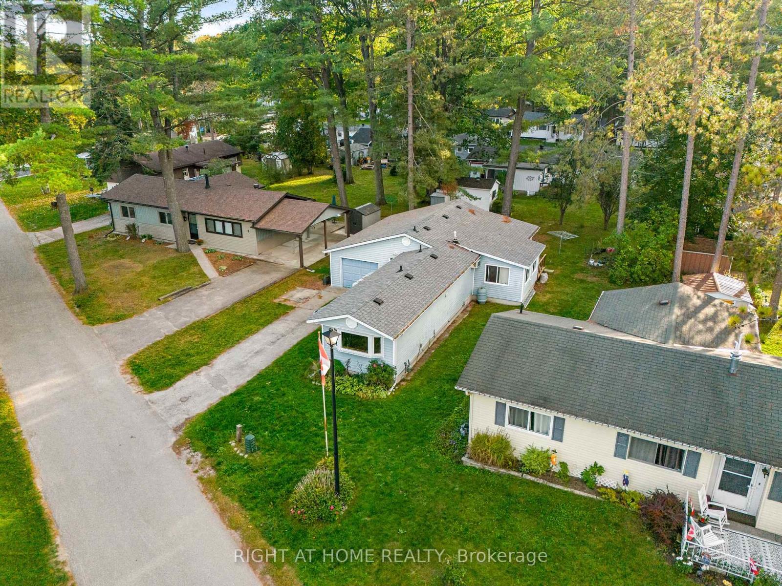 3 Carruthers Street S, Wasaga Beach, Ontario  L9Z 1K2 - Photo 3 - S12457389
