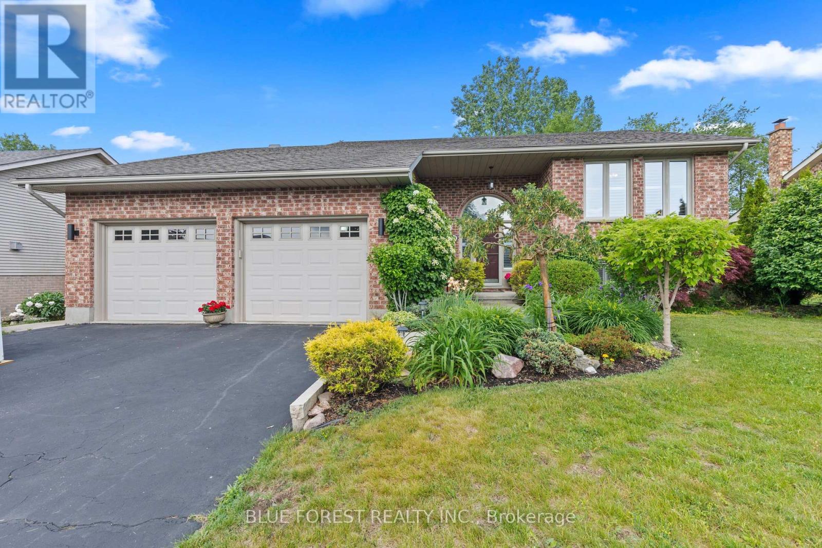 29 VILLAGE GATE CRESCENT, Thames Centre, Ontario