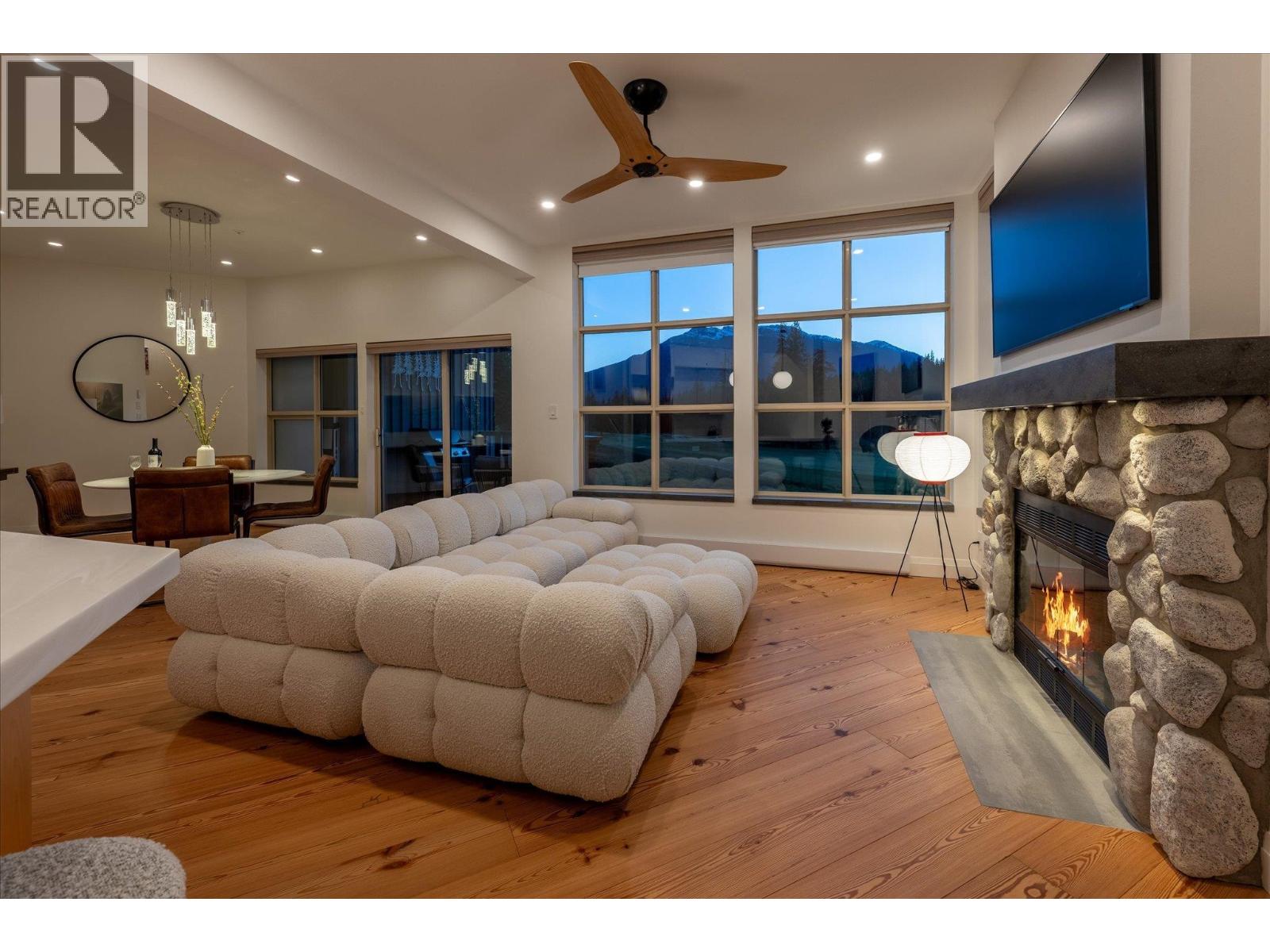 5 4644 Blackcomb Way, Whistler, British Columbia  V8E 0H2 - Photo 4 - R3124796