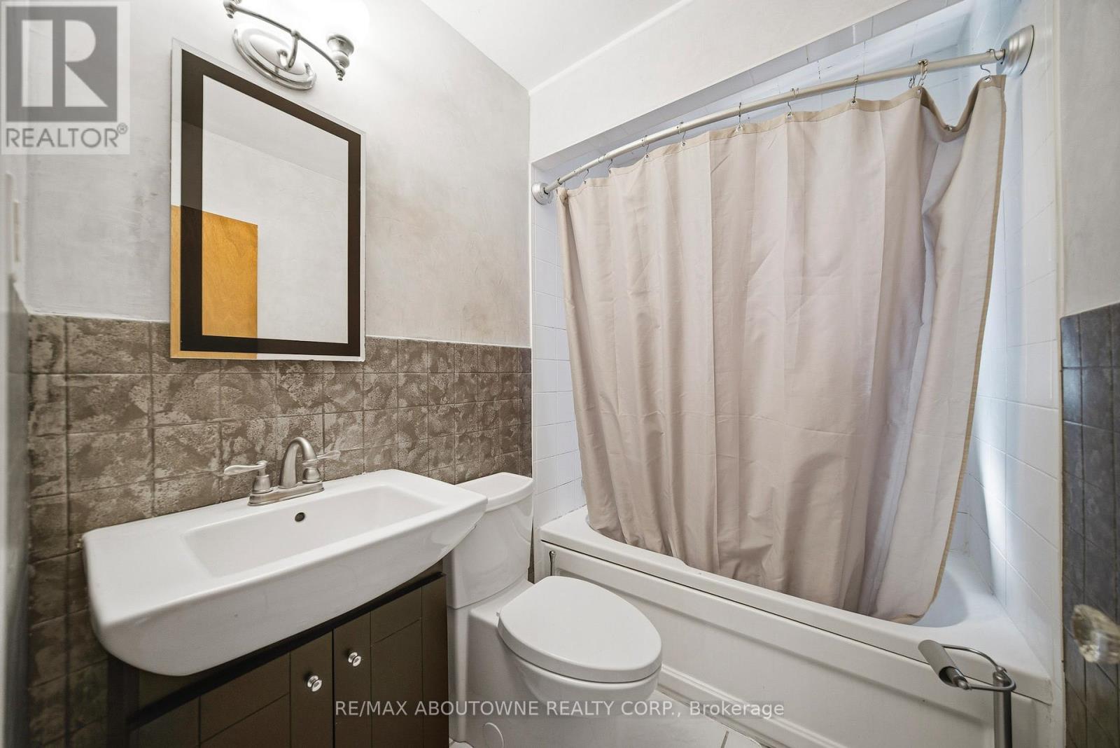 253 Maurice Drive, Oakville, Ontario  L6K 2X2 - Photo 14 - W13434380
