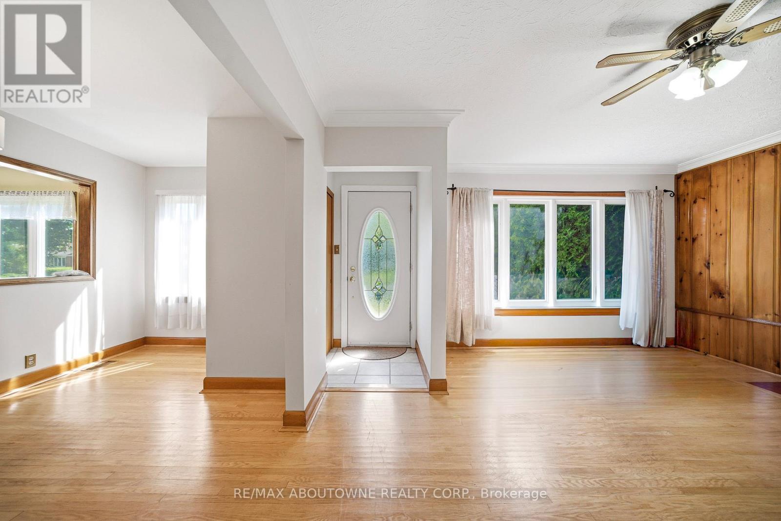 253 Maurice Drive, Oakville, Ontario  L6K 2X2 - Photo 4 - W13434380