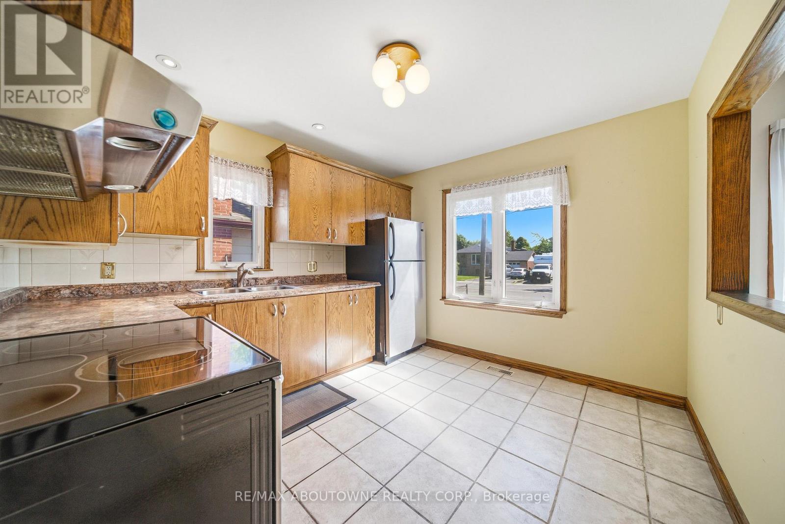 253 Maurice Drive, Oakville, Ontario  L6K 2X2 - Photo 7 - W13434380