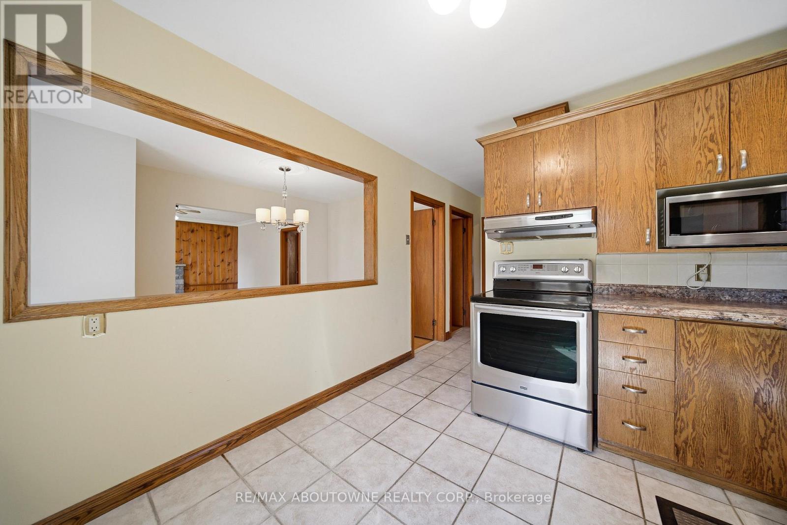 253 Maurice Drive, Oakville, Ontario  L6K 2X2 - Photo 9 - W13434380