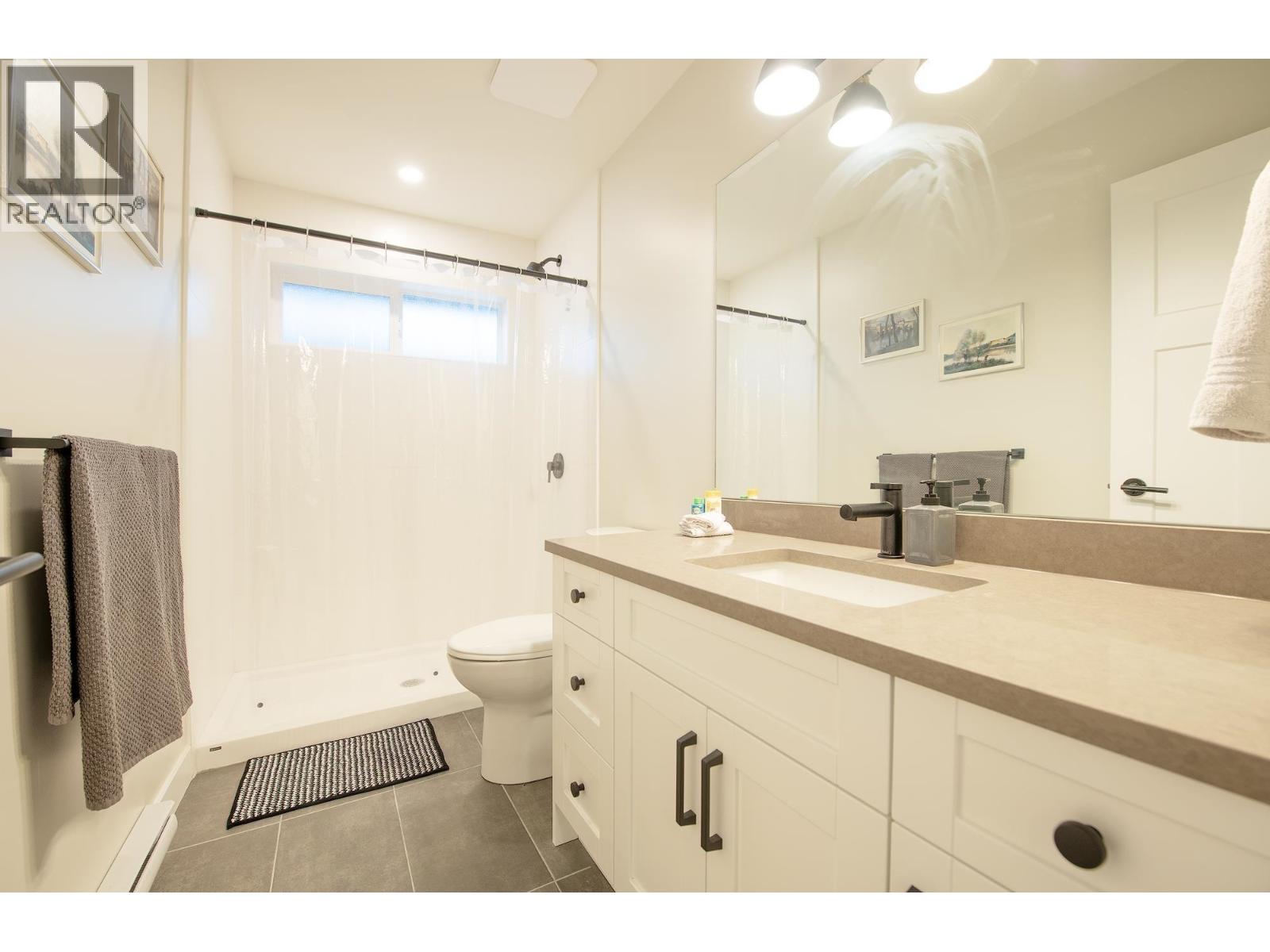 1040 Celia Crescent, Gibsons, British Columbia  V0N 1V7 - Photo 9 - R3135160