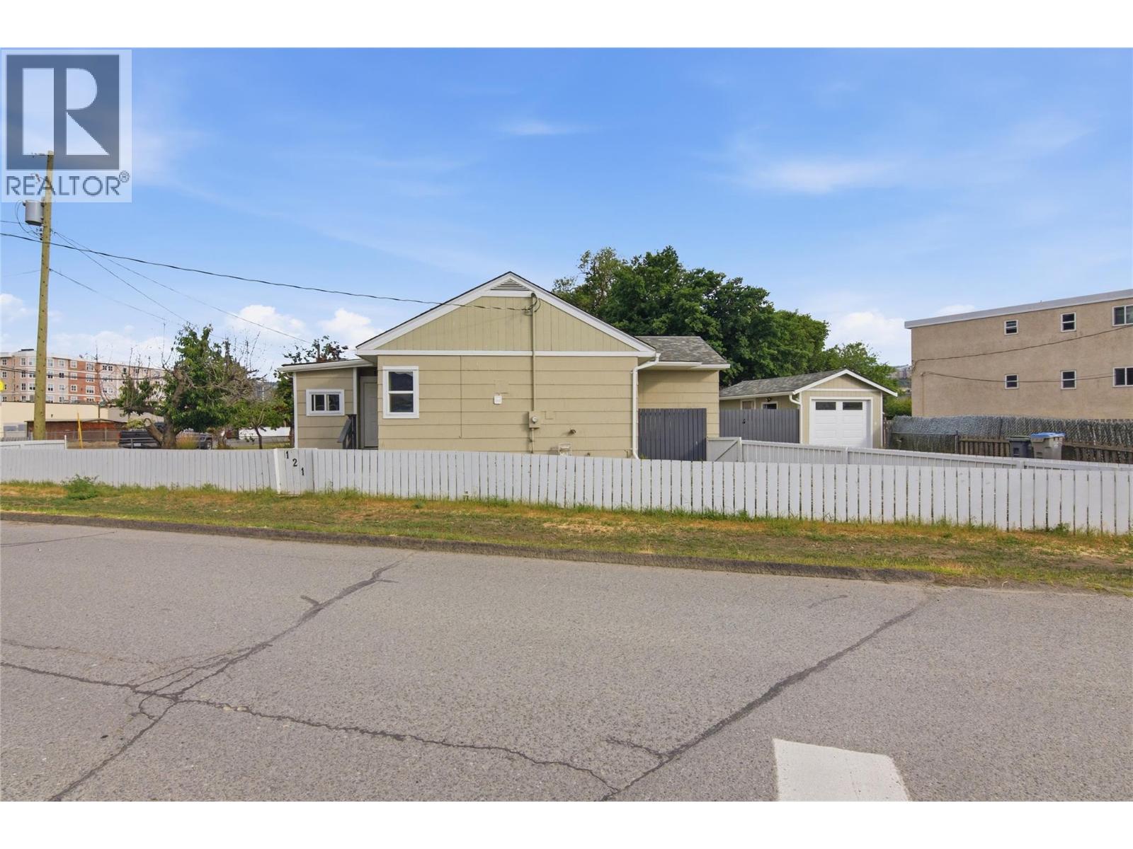 121 Willow Street, Kamloops, British Columbia  V2B 4C6 - Photo 6 - 10391207