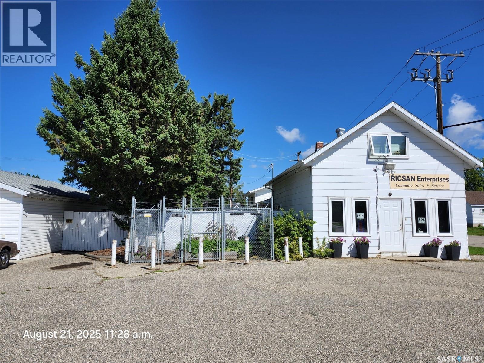 301 1 7th Avenue W, Nipawin, Saskatchewan  S0E 1E0 - Photo 2 - SK016984