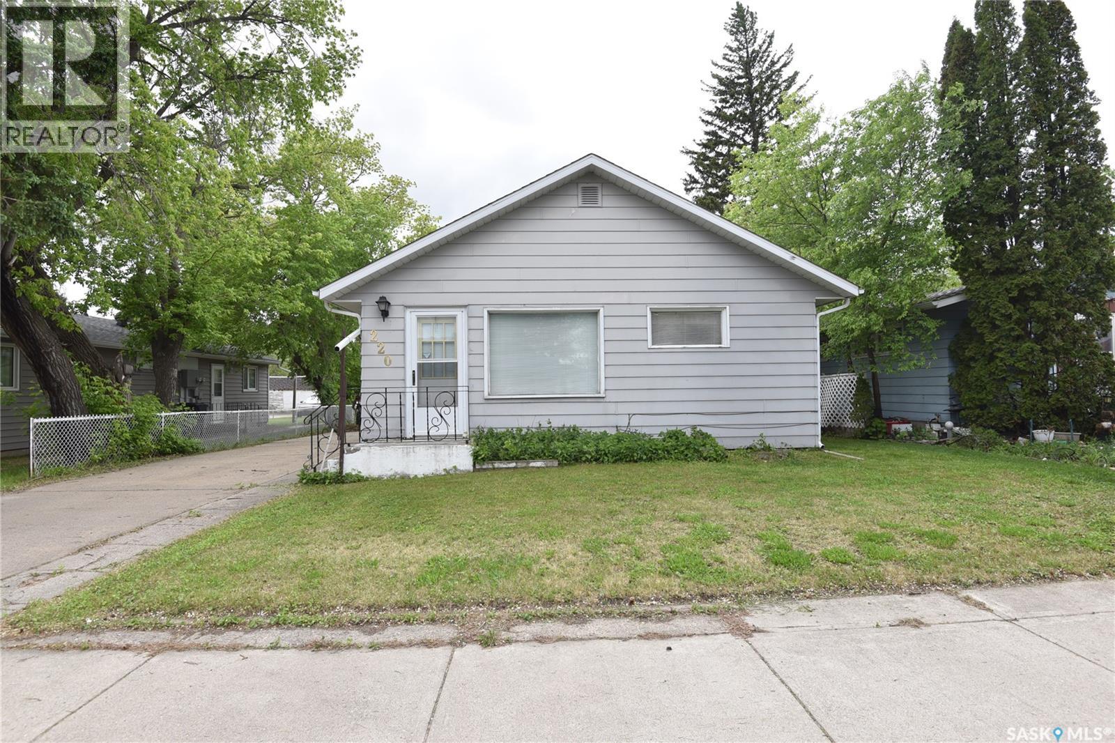 220 2nd Street E, Nipawin, Saskatchewan  S0E 1E0 - Photo 2 - SK033869