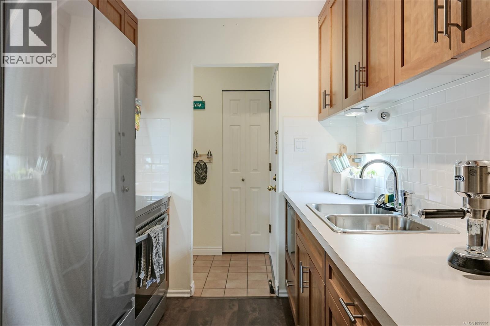 206 2022 Foul Bay Rd, Victoria, British Columbia  V8R 5A9 - Photo 16 - 1039986