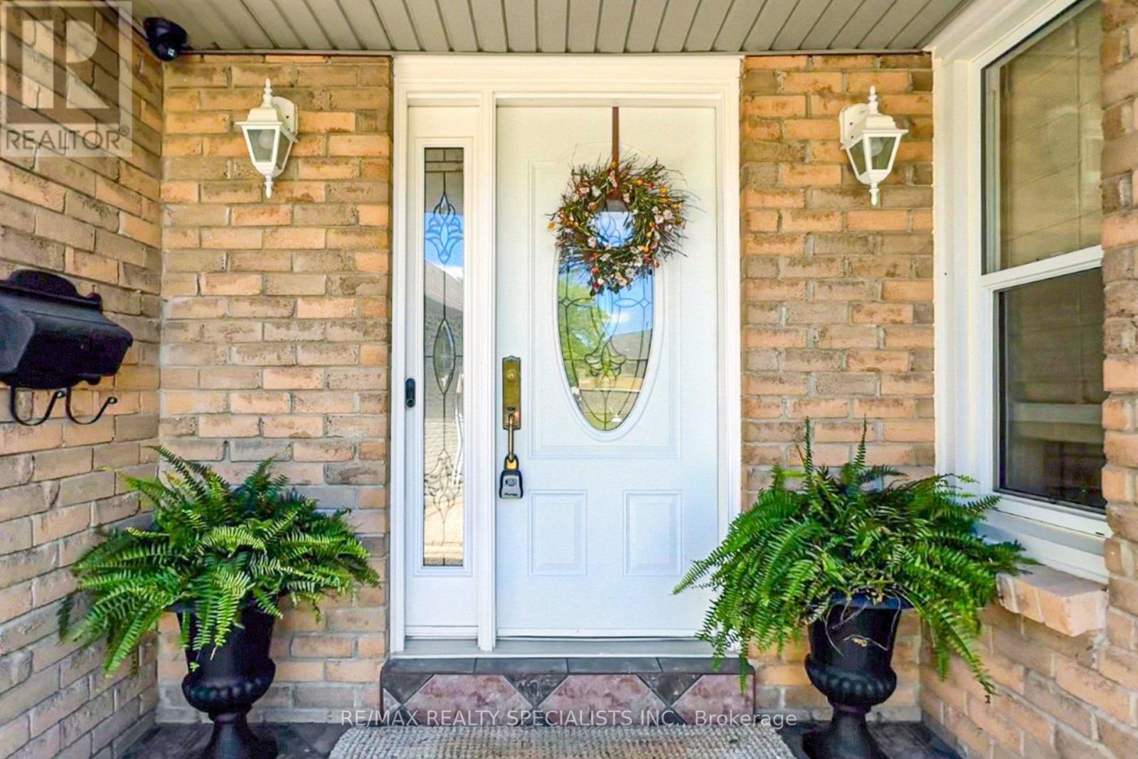39 B Newington Crescent, Toronto, Ontario  M9C 5B7 - Photo 2 - W13434682