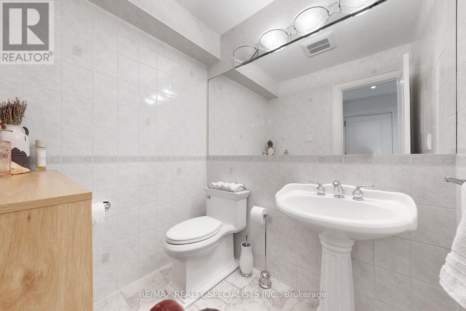 39 B Newington Crescent, Toronto, Ontario  M9C 5B7 - Photo 24 - W13434682