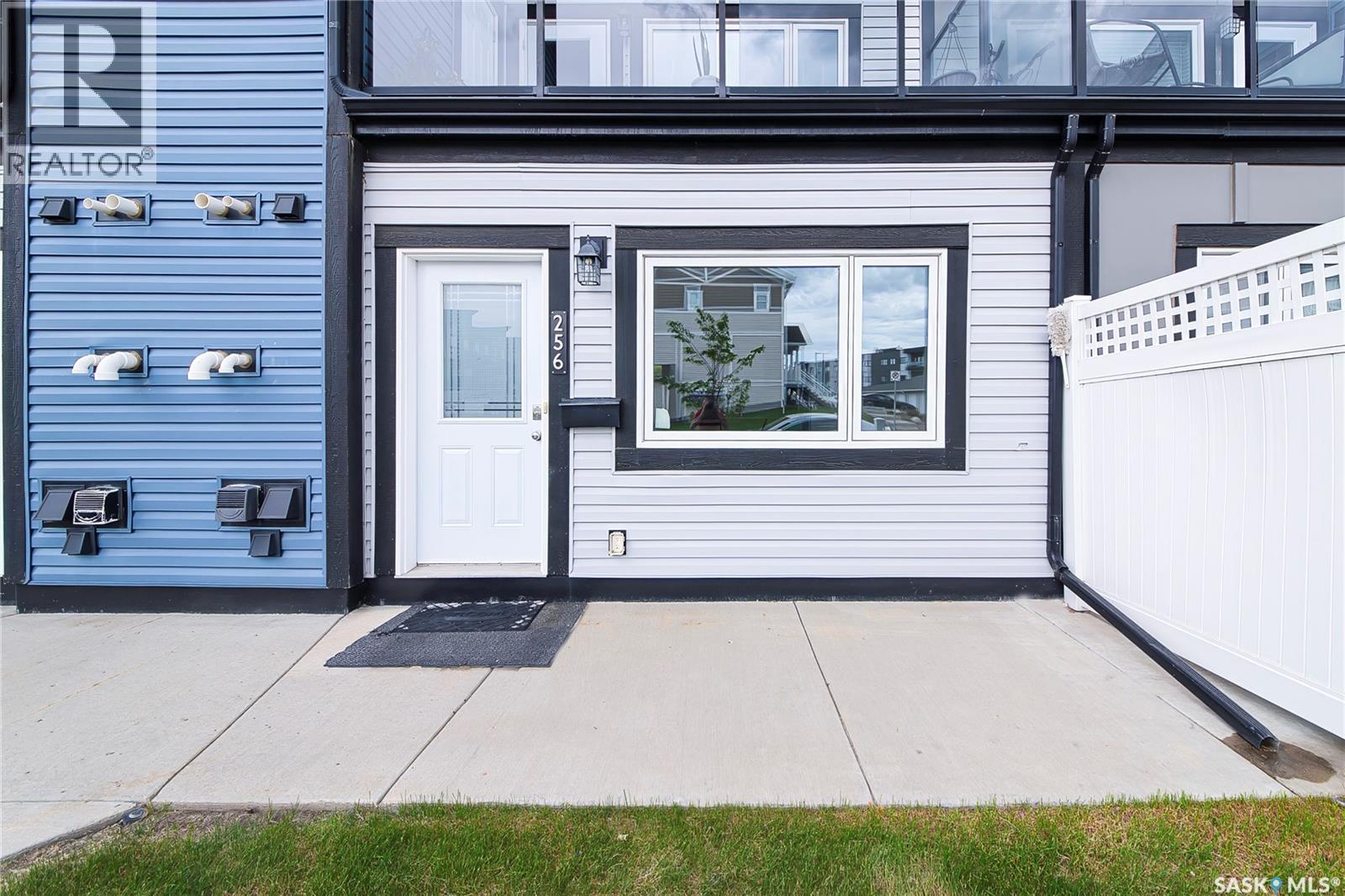 256 250 Akhtar Bend, Saskatoon, Saskatchewan  S7W 0W4 - Photo 3 - SK038822