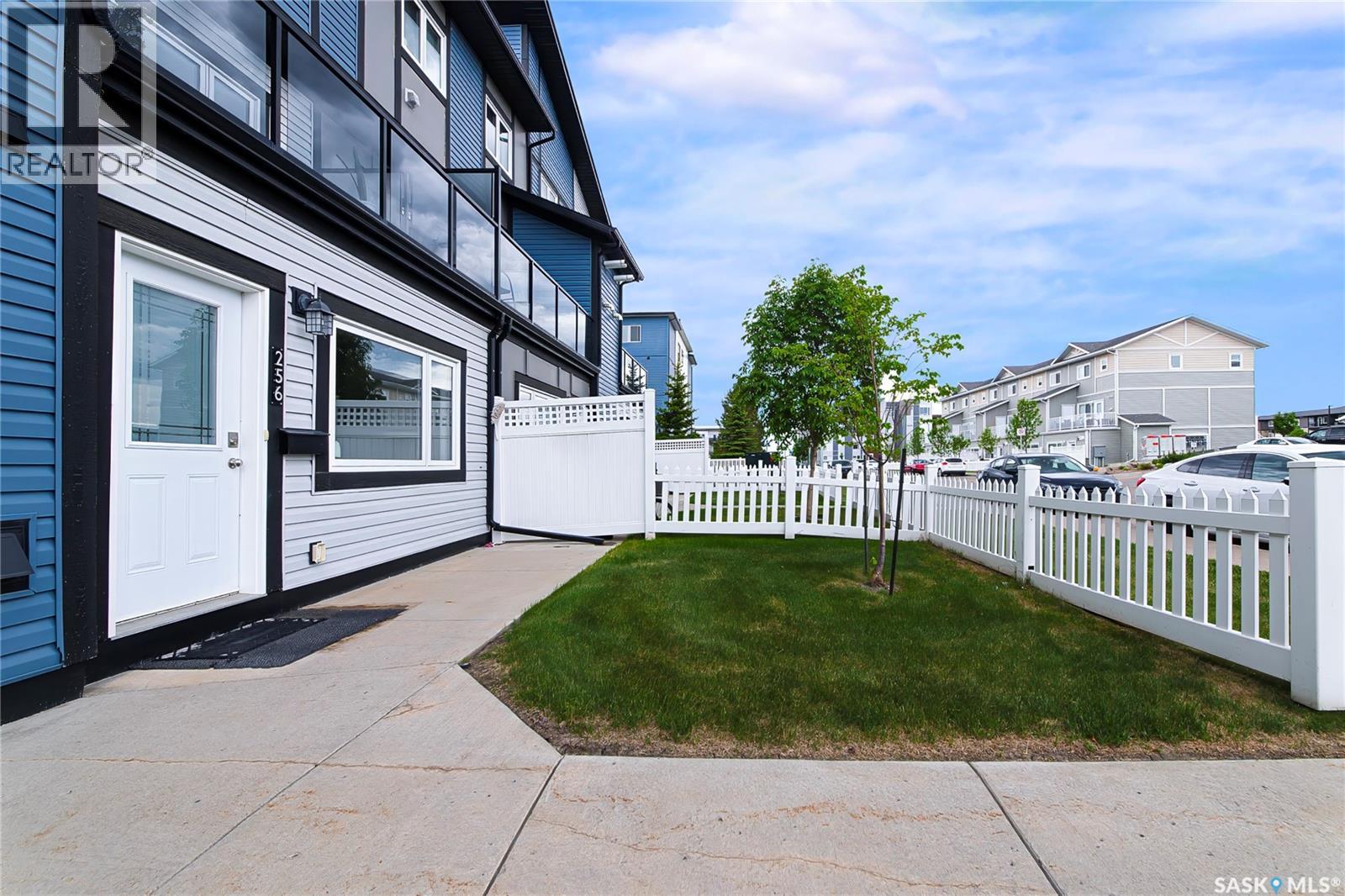 256 250 Akhtar Bend, Saskatoon, Saskatchewan  S7W 0W4 - Photo 4 - SK038822