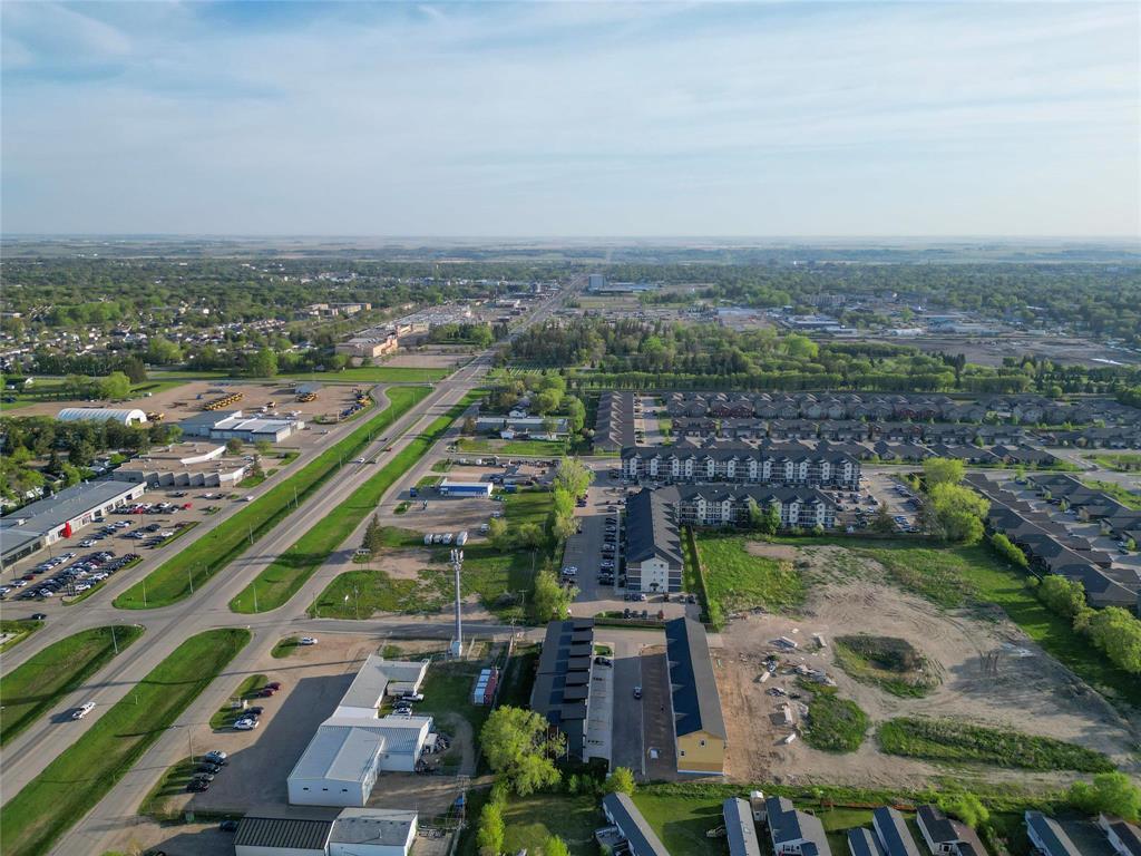 10 Woodridge Way, Brandon, Manitoba  R7A 7X8 - Photo 4 - 202613597