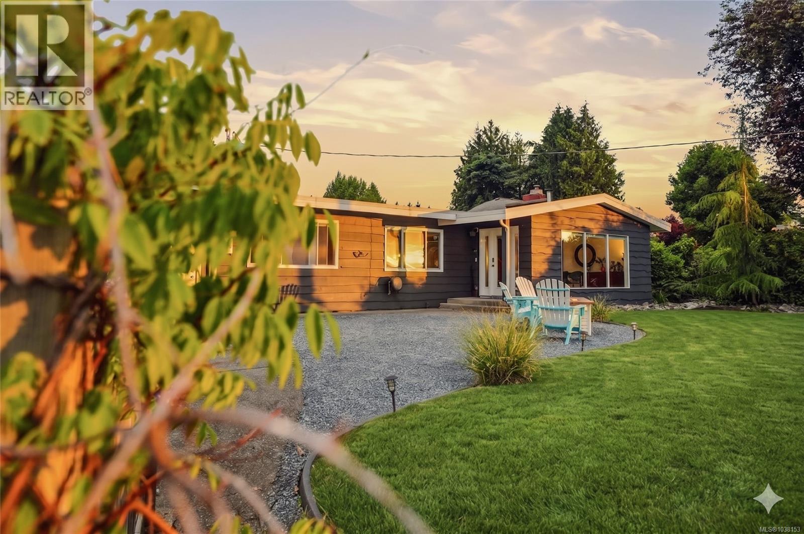 221 Elizabeth Ave, Qualicum Beach, British Columbia  V9K 1G8 - Photo 2 - 1038153