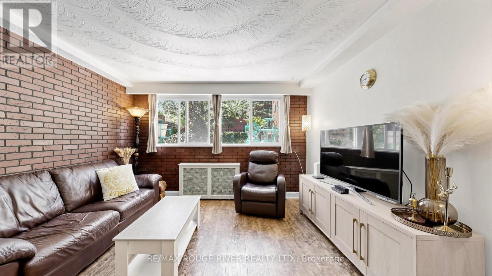263 Oak Park Avenue, Toronto, Ontario  M4C 4N4 - Photo 4 - E13420982