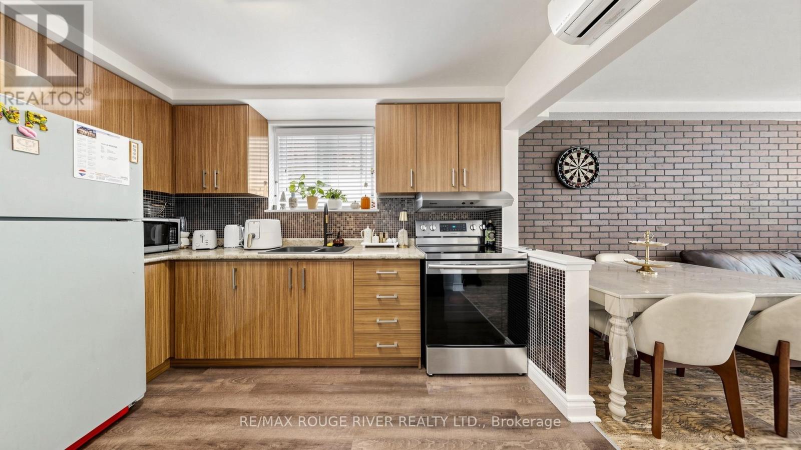 263 Oak Park Avenue, Toronto, Ontario  M4C 4N4 - Photo 8 - E13420982