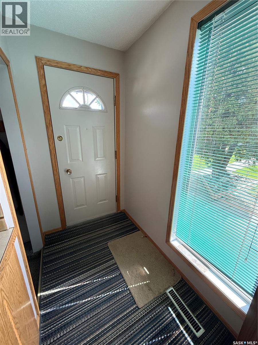 72 11th Street, Weyburn, Saskatchewan  S4H 1J3 - Photo 4 - SK035916