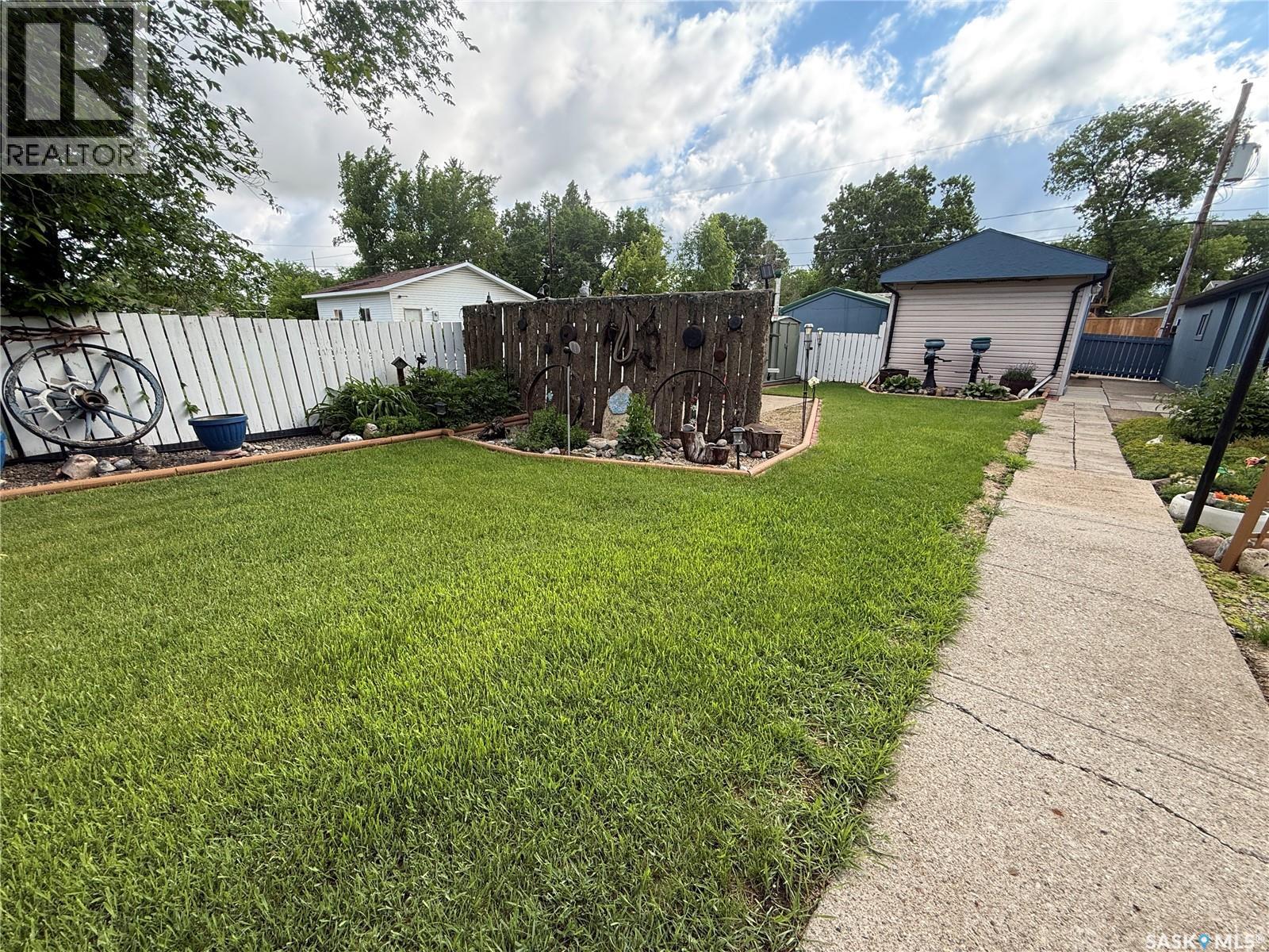 72 11th Street, Weyburn, Saskatchewan  S4H 1J3 - Photo 28 - SK035916
