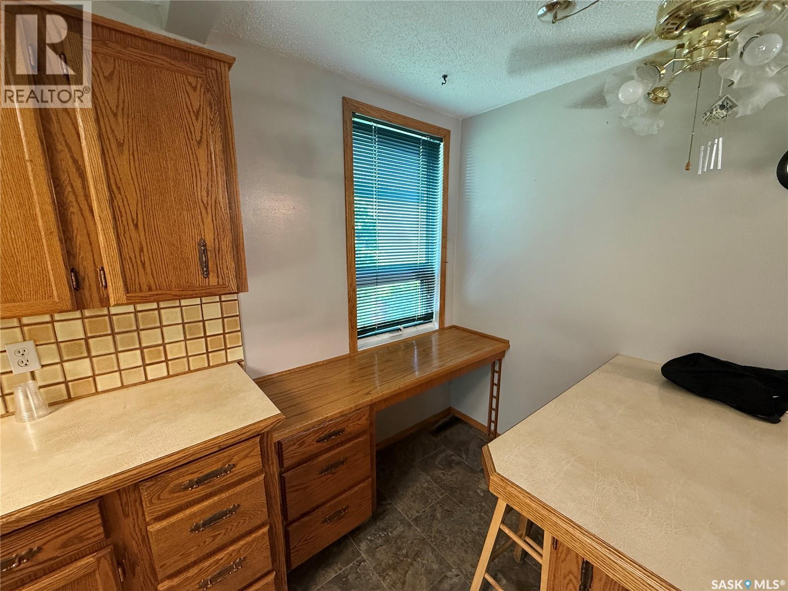 72 11th Street, Weyburn, Saskatchewan  S4H 1J3 - Photo 7 - SK035916