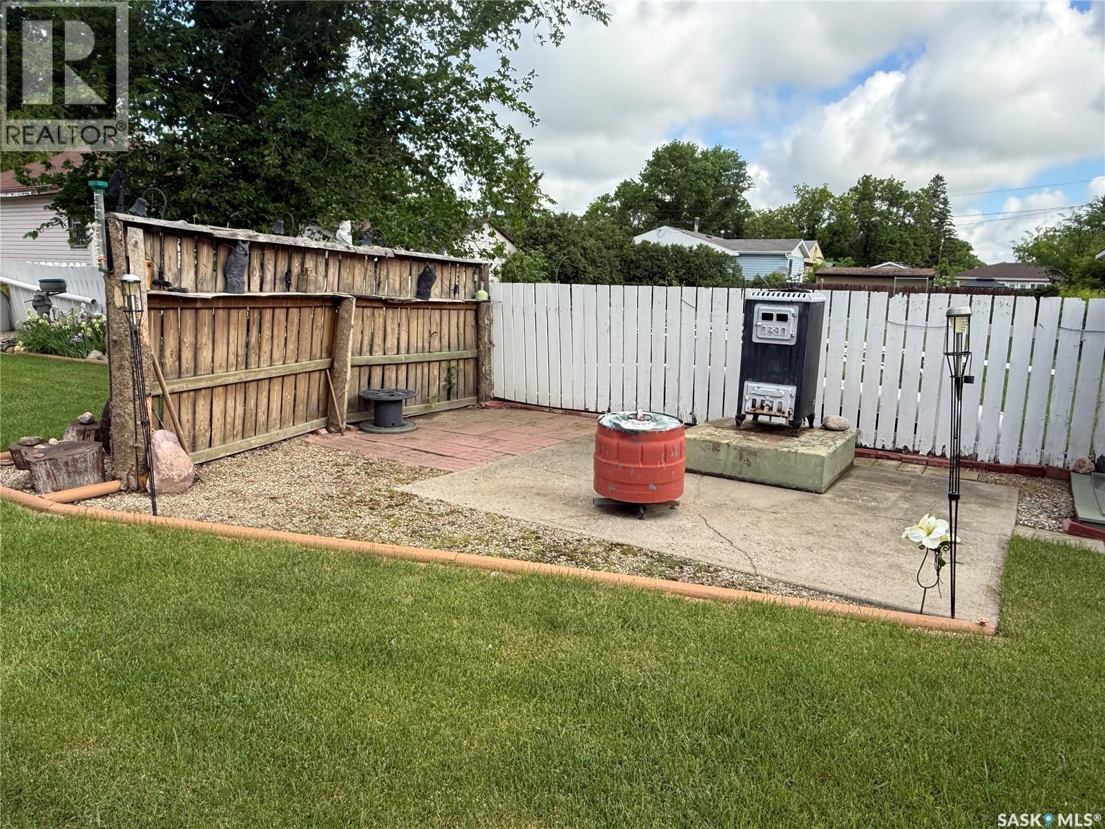72 11th Street, Weyburn, Saskatchewan  S4H 1J3 - Photo 26 - SK035916
