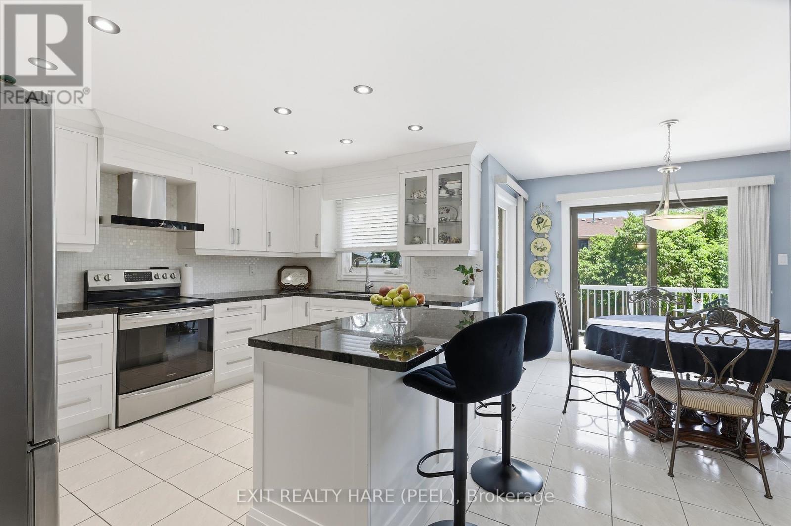 14 Warrington Court, Brampton, Ontario  L6W 4G7 - Photo 13 - W13432454