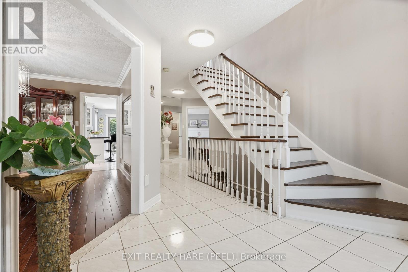 14 Warrington Court, Brampton, Ontario  L6W 4G7 - Photo 3 - W13432454