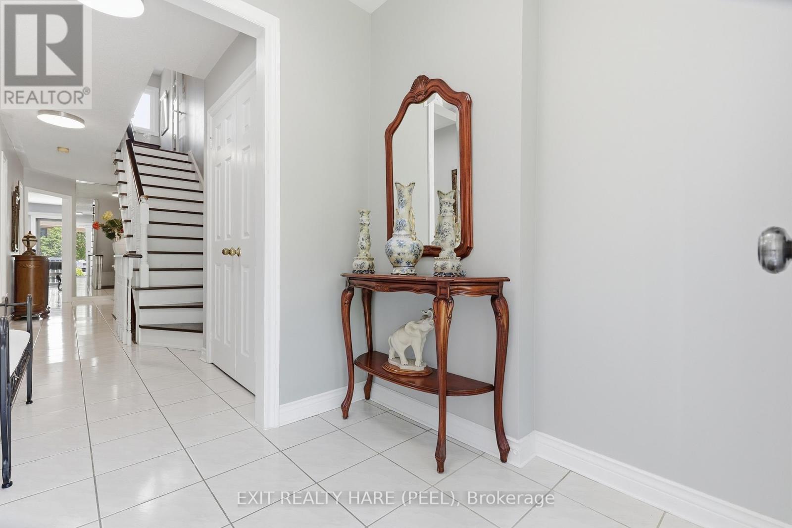 14 Warrington Court, Brampton, Ontario  L6W 4G7 - Photo 4 - W13432454