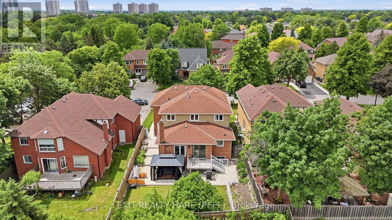 14 Warrington Court, Brampton, Ontario  L6W 4G7 - Photo 2 - W13432454