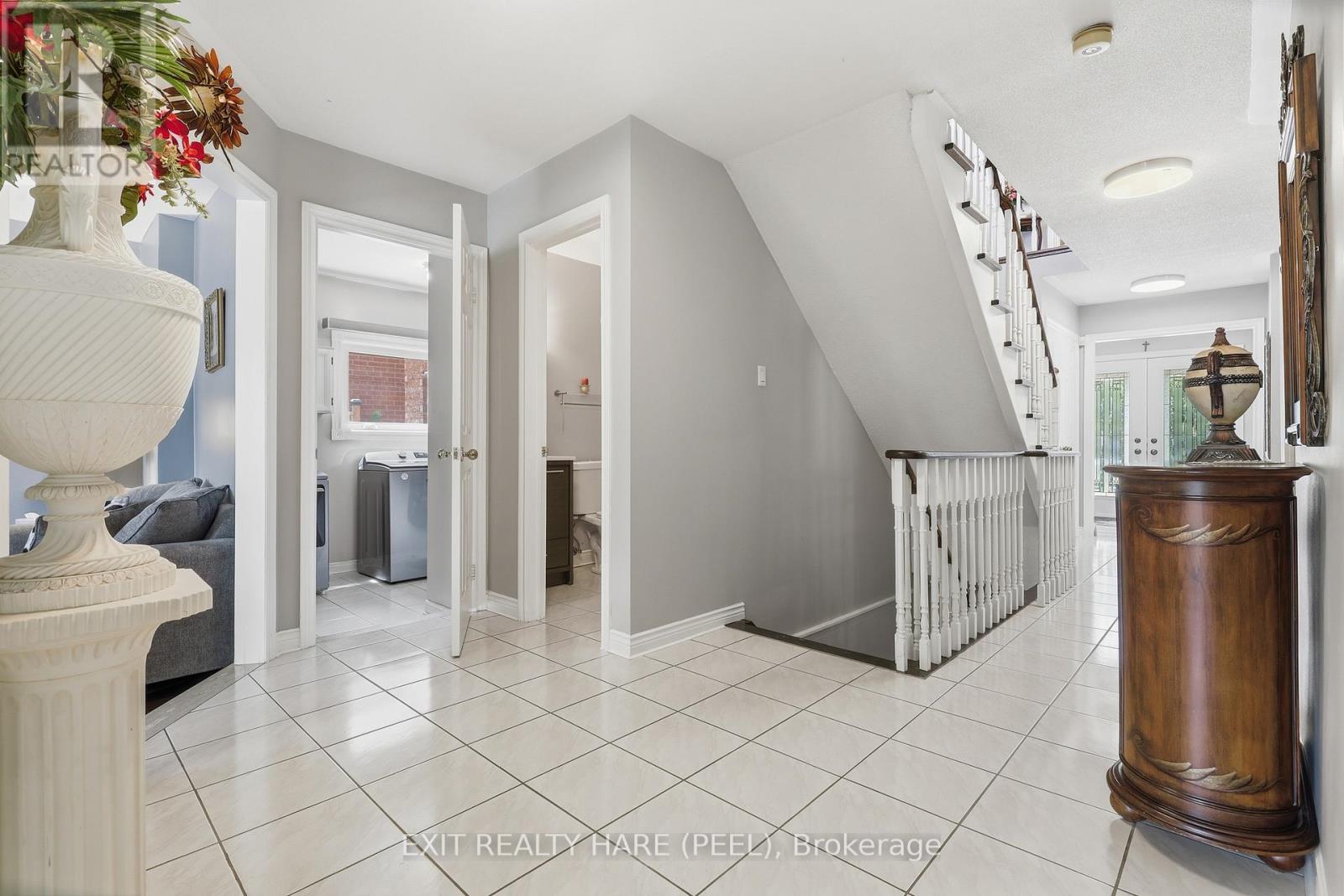 14 Warrington Court, Brampton, Ontario  L6W 4G7 - Photo 9 - W13432454