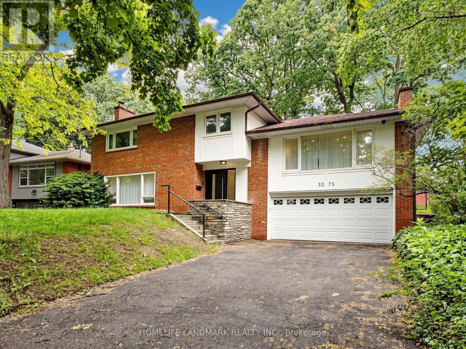 3275 Credit Heights Drive, Mississauga, Ontario  L5C 2L8 - Photo 2 - W13435148