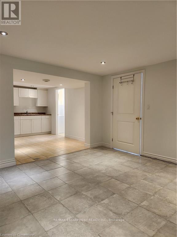 Lower - 26 Stewart Avenue, Thorold, Ontario  L2V 2W7 - Photo 4 - X13435194