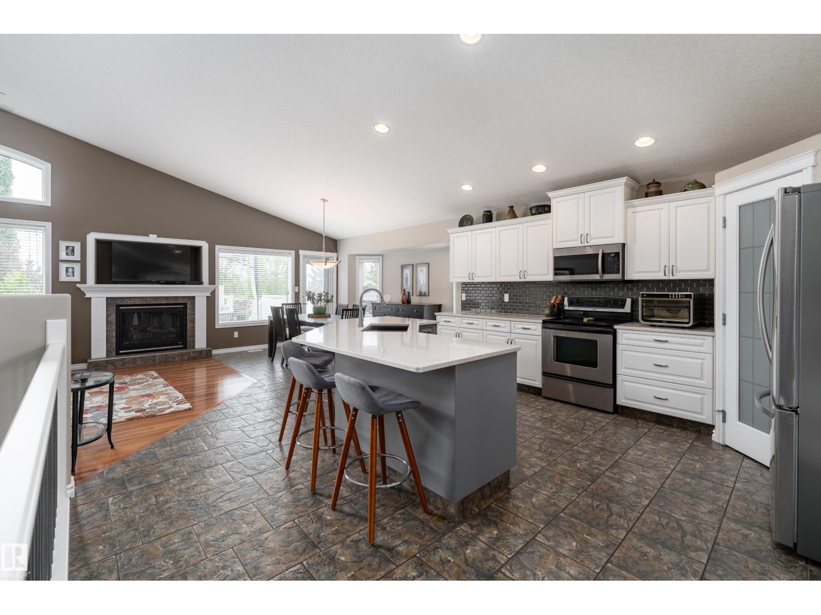 6001 52 Av, Beaumont, Alberta  T4X 1V5 - Photo 2 - E4493247