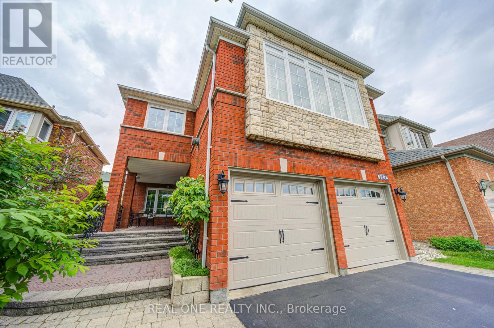 5708 Greensboro Drive, Mississauga, Ontario L5M 5T7 - Photo 2 - W13433624