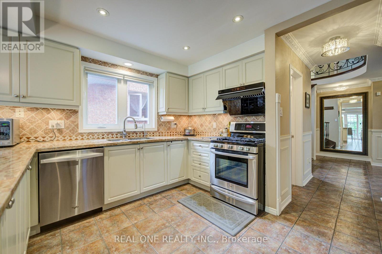 5708 Greensboro Drive, Mississauga, Ontario L5M 5T7 - Photo 16 - W13433624