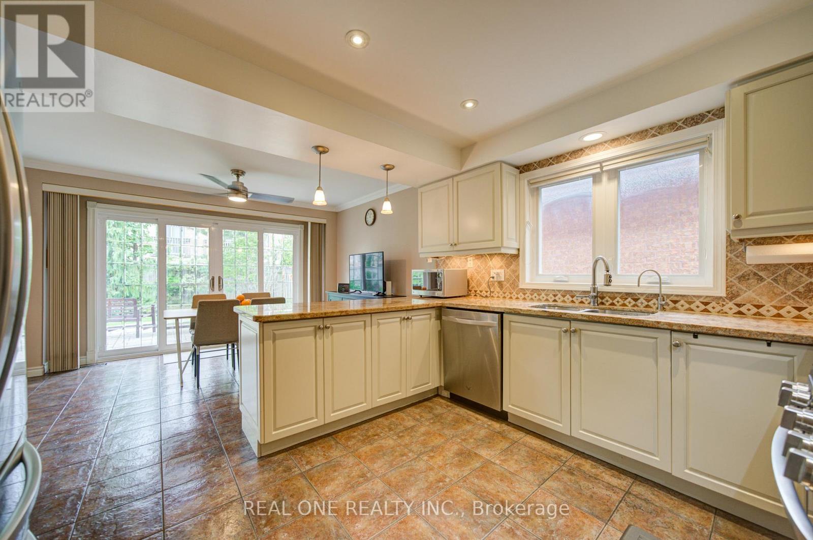 5708 Greensboro Drive, Mississauga, Ontario L5M 5T7 - Photo 17 - W13433624