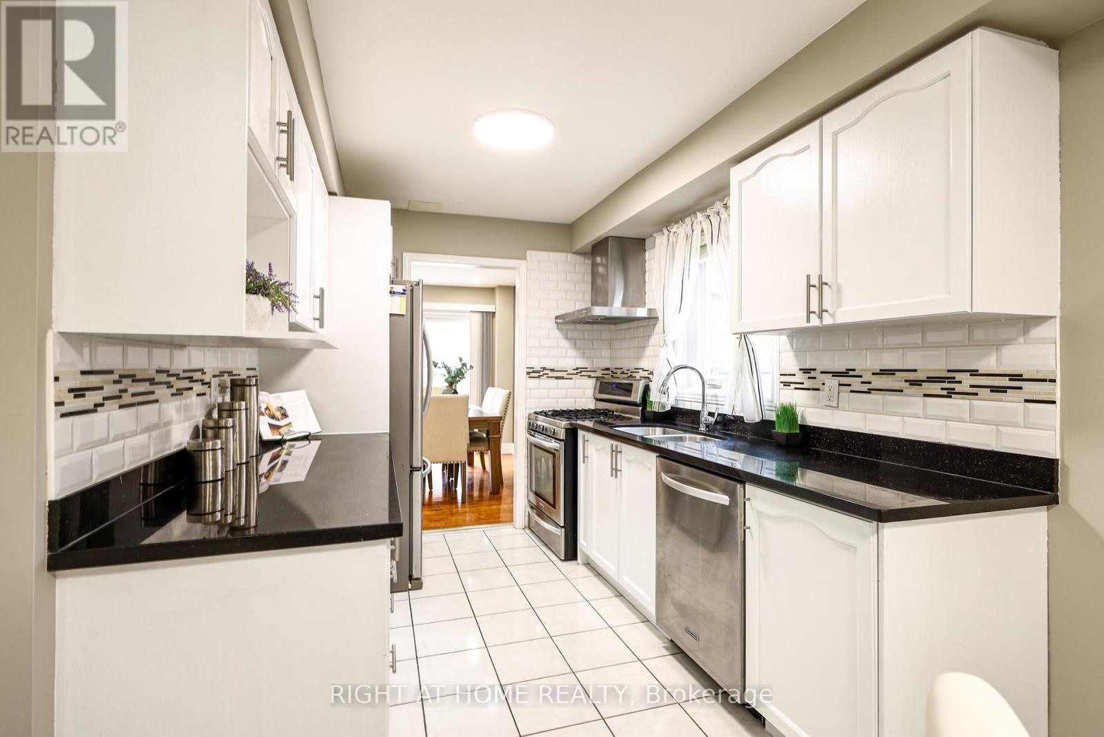 5533 Richmeadow Mews, Mississauga, Ontario  L4Z 3T3 - Photo 3 - W13435560