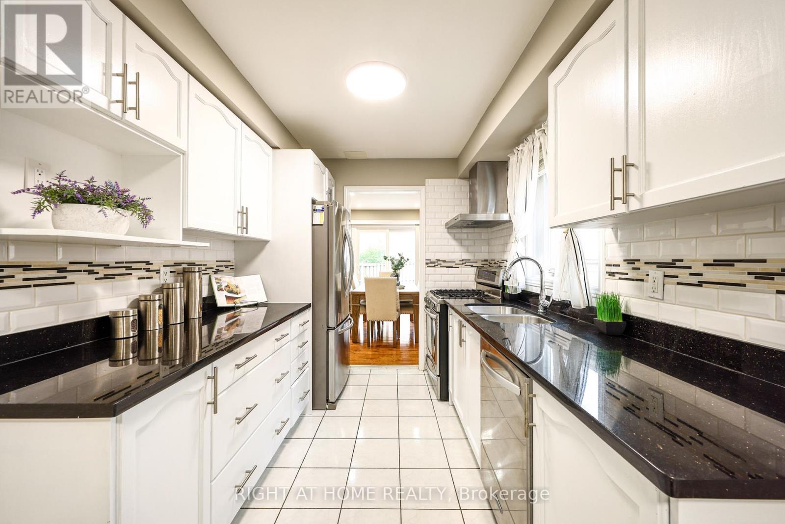 5533 Richmeadow Mews, Mississauga, Ontario  L4Z 3T3 - Photo 5 - W13435560