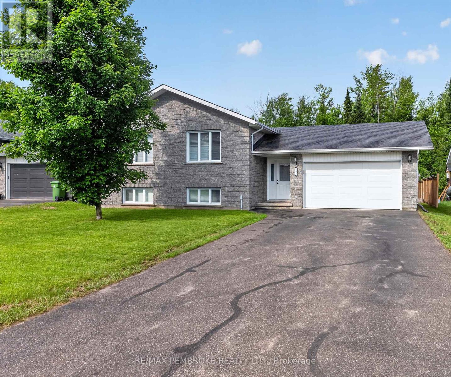 61 Oak Avenue, Petawawa, Ontario  K8H 0B5 - Photo 1 - X13435776