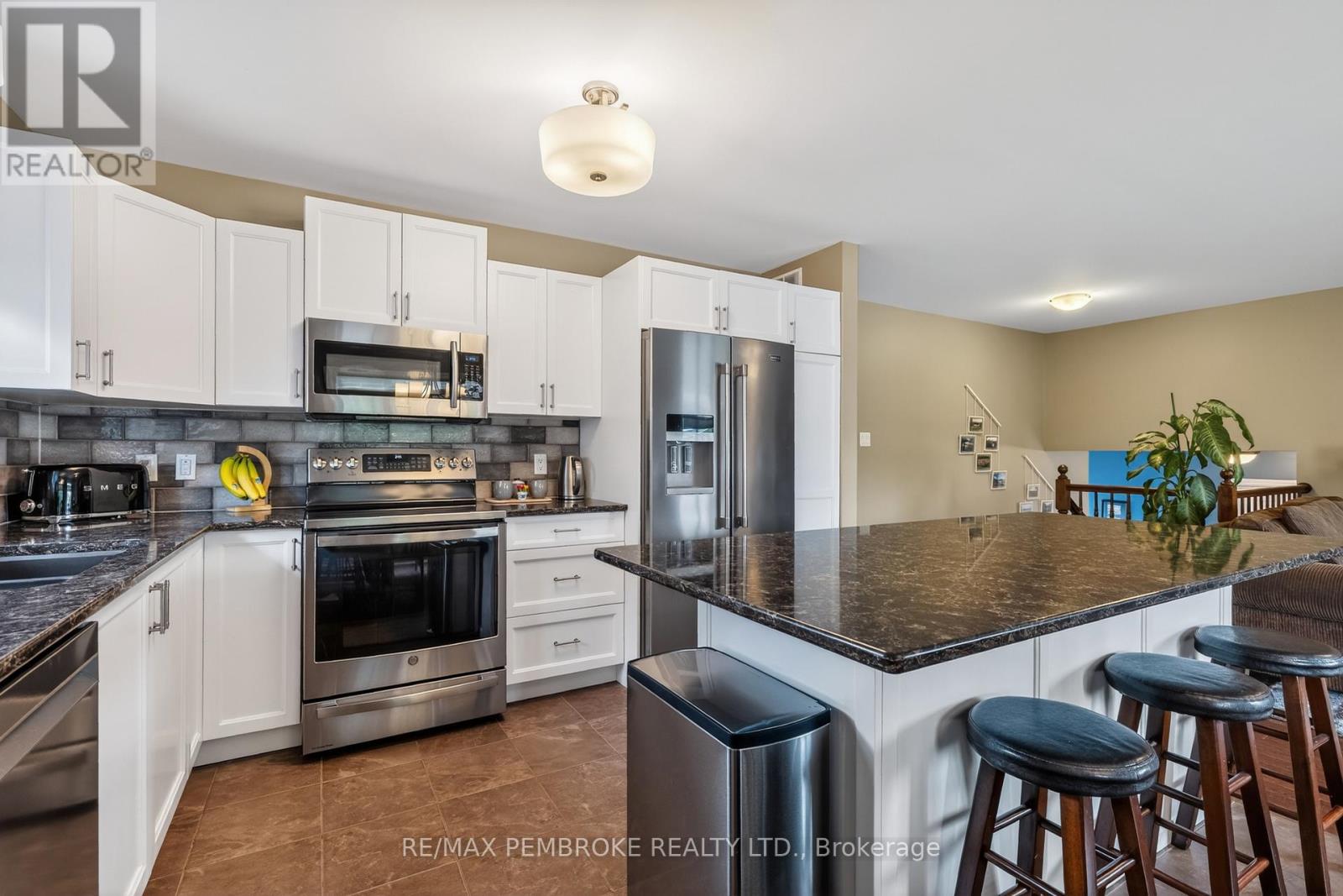 61 Oak Avenue, Petawawa, Ontario  K8H 0B5 - Photo 11 - X13435776