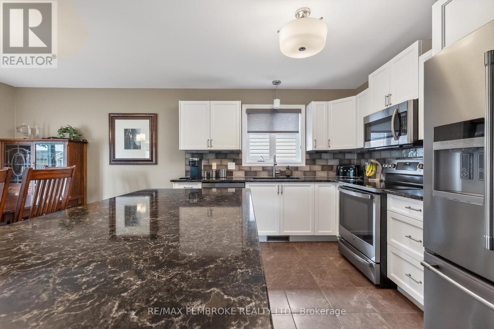 61 Oak Avenue, Petawawa, Ontario  K8H 0B5 - Photo 12 - X13435776