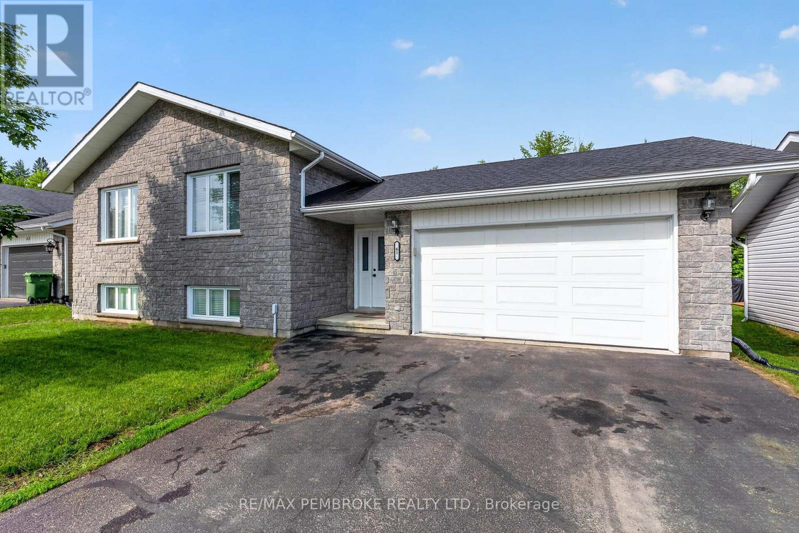 61 Oak Avenue, Petawawa, Ontario  K8H 0B5 - Photo 2 - X13435776