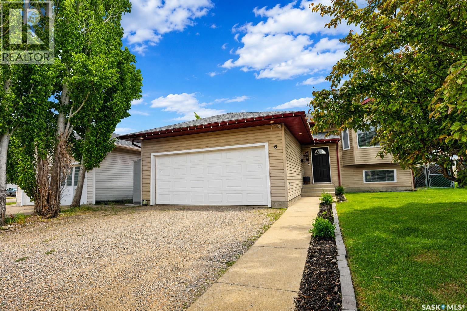6 Dmyterko Bay, Prince Albert, Saskatchewan  S6V 8E8 - Photo 2 - SK038988